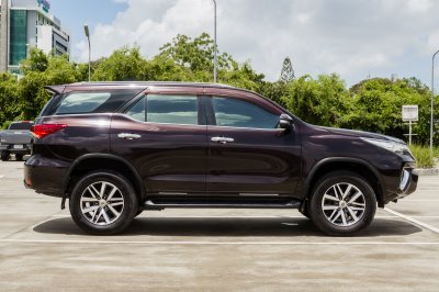 TOYOTA FORTUNER 2.4 V ปี2017 (6กณ3316)
