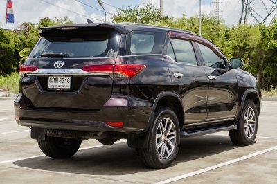 TOYOTA FORTUNER 2.4 V ปี2017 (6กณ3316)