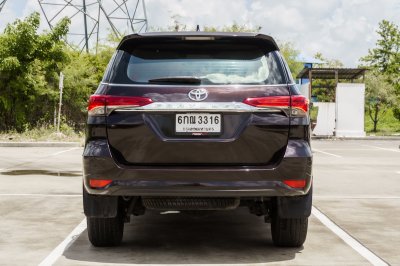 TOYOTA FORTUNER 2.4 V ปี2017 (6กณ3316)