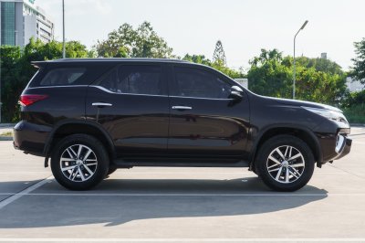 TOYOTA FORTUNER 2.4 V ปี2016 (7กผ8613)
