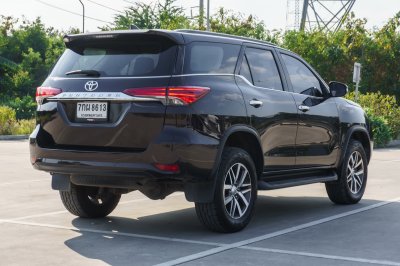 TOYOTA FORTUNER 2.4 V ปี2016 (7กผ8613)