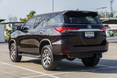 TOYOTA FORTUNER 2.4 V ปี2016 (7กผ8613)