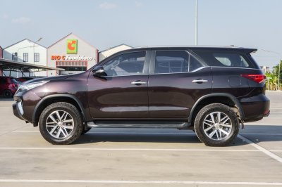 TOYOTA FORTUNER 2.4 V ปี2016 (7กผ8613)