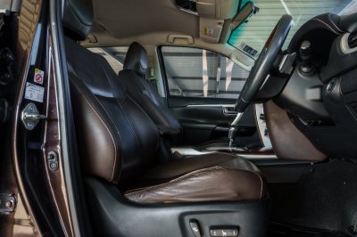 TOYOTA FORTUNER 2.4 V ปี2016 (7กผ8613)