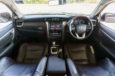 TOYOTA FORTUNER 2.4 V ปี2016 (7กผ8613)