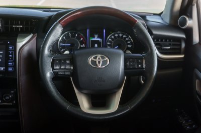 TOYOTA FORTUNER 2.4 V ปี2016 (7กผ8613)