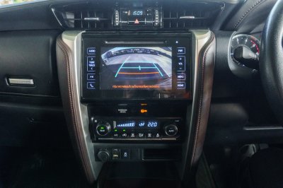 TOYOTA FORTUNER 2.4 V ปี2016 (7กผ8613)