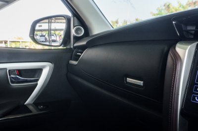 TOYOTA FORTUNER 2.4 V ปี2016 (7กผ8613)