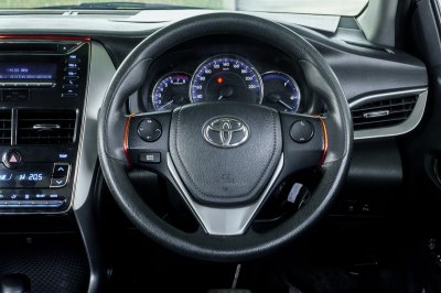 TOYOTA YARIS 1.2 E AT ปี2017 (6กร9620)