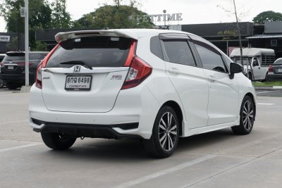 HONDA JAZZ 1.5 RS AT ปี 2017 (8กฉ6498)