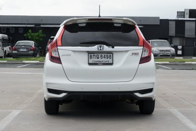 HONDA JAZZ 1.5 RS AT ปี 2017 (8กฉ6498)