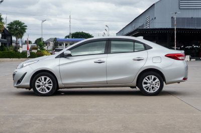 TOYOTA YARIS ATIV 1.2 G ปี2017 จด2018 (ขธ8204)