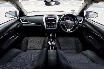 TOYOTA YARIS ATIV 1.2 G ปี2017 จด2018 (ขธ8204)