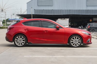 MAZDA 3 2.0 C SPORT AT 2015 จด2016 (7กล8807)