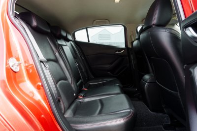 MAZDA 3 2.0 C SPORT AT 2015 จด2016 (7กล8807)