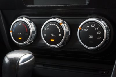 MAZDA 3 2.0 C SPORT AT 2015 จด2016 (7กล8807)