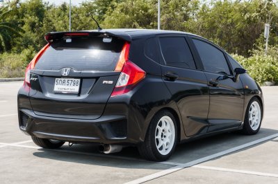 HONDA JAZZ 1.5 S MT ปี2015 จด2016 (5กค5798)