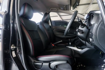 HONDA JAZZ 1.5 S MT ปี2015 จด2016 (5กค5798)