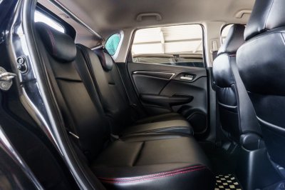 HONDA JAZZ 1.5 S MT ปี2015 จด2016 (5กค5798)