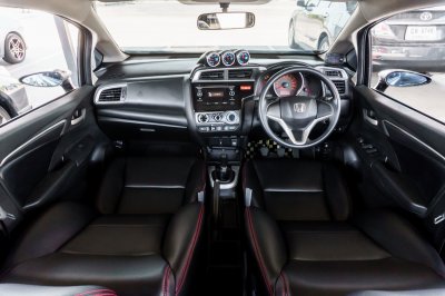 HONDA JAZZ 1.5 S MT ปี2015 จด2016 (5กค5798)