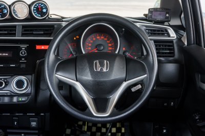 HONDA JAZZ 1.5 S MT ปี2015 จด2016 (5กค5798)