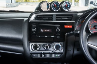 HONDA JAZZ 1.5 S MT ปี2015 จด2016 (5กค5798)