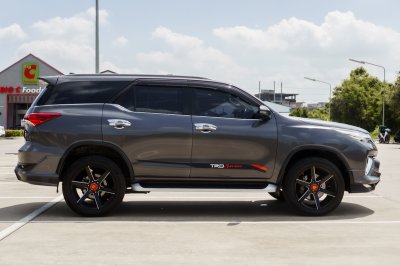 TOYOTA FORTUNER 2.4 V AT ปี 2017 (กบ4368)