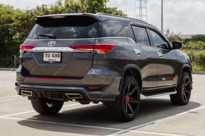 TOYOTA FORTUNER 2.4 V AT ปี 2017 (กบ4368)