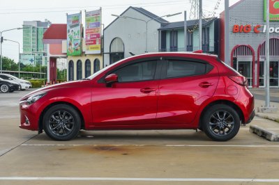 MAZDA 2 1.3 SPORT HIGH CONNECT AT ปี 2017 (7กง688)