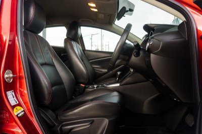 MAZDA 2 1.3 SPORT HIGH CONNECT AT ปี 2017 (7กง688)