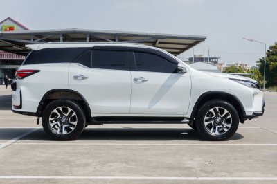 TOYOTA FORTUNER 2.4 LEADER AT ปี 2023 (4ขถ7054)