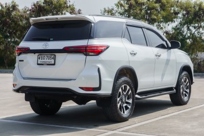 TOYOTA FORTUNER 2.4 LEADER AT ปี 2023 (4ขถ7054)
