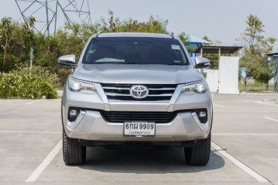 TOYOTA FORTUNER 2.4 V AT ปี 2017 (6กผ9909)