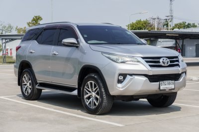 TOYOTA FORTUNER 2.4 V AT ปี 2017 (6กผ9909)