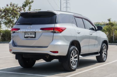 TOYOTA FORTUNER 2.4 V AT ปี 2017 (6กผ9909)