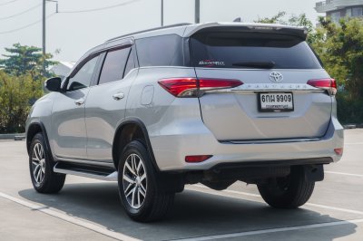 TOYOTA FORTUNER 2.4 V AT ปี 2017 (6กผ9909)