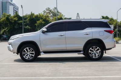 TOYOTA FORTUNER 2.4 V AT ปี 2017 (6กผ9909)