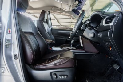 TOYOTA FORTUNER 2.4 V AT ปี 2017 (6กผ9909)