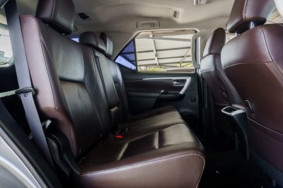 TOYOTA FORTUNER 2.4 V AT ปี 2017 (6กผ9909)