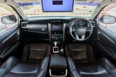 TOYOTA FORTUNER 2.4 V AT ปี 2017 (6กผ9909)
