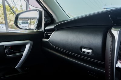 TOYOTA FORTUNER 2.4 V AT ปี 2017 (6กผ9909)