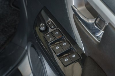 TOYOTA FORTUNER 2.4 V AT ปี 2017 (6กผ9909)