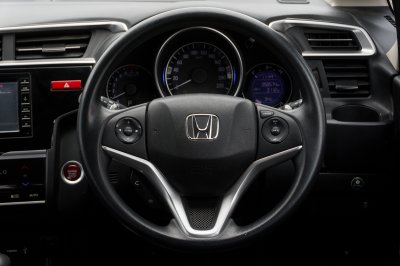 HONDA JAZZ 1.5 SV AT ปี 2016 (5กษ3525)