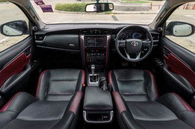 TOYOTA FORTUNER 2.4 V COMMANDER ปี2022 (2ขษ7512)