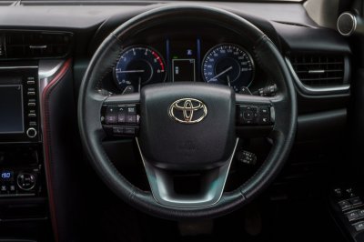 TOYOTA FORTUNER 2.4 V COMMANDER ปี2022 (2ขษ7512)