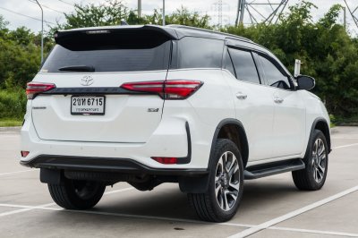 TOYOTA FORTUNER 2.4 LEGENDER 4WD AT ปี 2022 (2ขห6715)