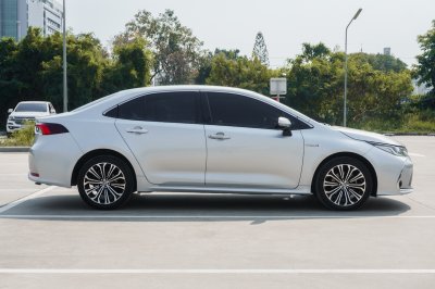 TOYOTA COROLLA ALTIS 1.8 HYBRID PREMIUM ปี2022 (3ขฎ7715)