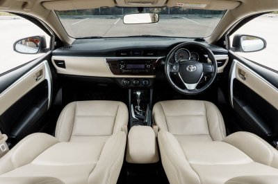 TOYOTA ALTIS 1.6 G ปี2015 (4กศ2974)