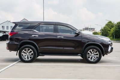 TOYOTA FORTUNER 2.8 V AT ปี 2015 (5กง2439)