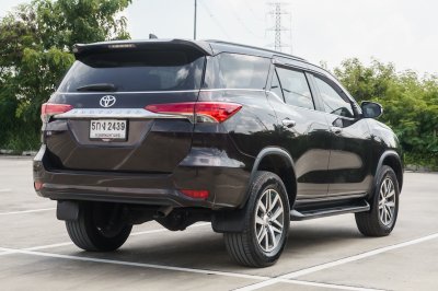 TOYOTA FORTUNER 2.8 V AT ปี 2015 (5กง2439)
